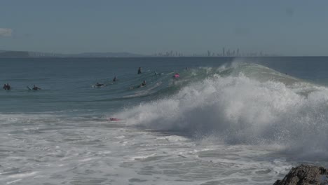 Gente-Surfeando-Y-Disfrutando-De-Las-Olas-Perfectas-Durante-El-Verano---Greenmount-Beach-Y-Snapper-Rocks---Coolangatta,-Gold-Coast,-Australia
