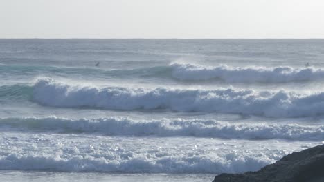 Weiße-Wellen-Rollen-Im-Ozean---Surfparadies---Palm-Beach-In-Gold-Coast,-Queensland,-Australien