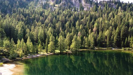 Fliegen-über-See-Mit-Bäumen-In-Den-Dolomiten-Mit-Drohnenstandortname:-Puntleider-See