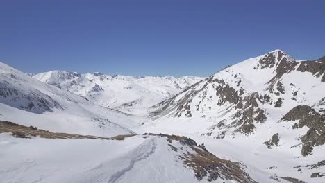 Luftaufnahme-über-Schneebedeckte-Berggipfel-An-Einem-Sonnigen-Tag,-Pyrenäen-Spanien