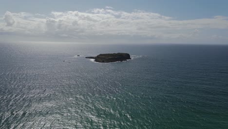 Cook-Island-Rodeada-Por-Las-Tranquilas-Aguas-Del-Océano-Pacífico-Sur---Cooks-Island,-Turtle-Island---Nueva-Gales-Del-Sur,-Australia