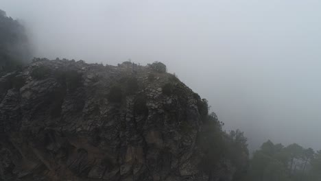 Muñeca-Aérea-Del-Pico-De-La-Montaña-Desapareciendo-En-Nubes-Grises-De-Lluvia