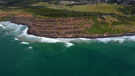 Foamy-Waves-Crashing-Against-The-Coastal-Cliffs---Lennox-Point-Headland-In-Summer---Pat-Morton-Lookout-In-Lennox-Head,-New-South-Wales,-Australia