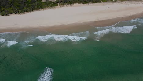 Kristallklares-Blaues-Meer-Mit-Schäumenden-Wellen,-Die-Am-Ufer-Plätschern---Luftaufnahme-Des-Strandes-Von-Fingal-Head-In-New-South-Wales,-Australien---Schwenkdrohnenaufnahme