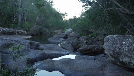 Agua-Dulce-Que-Fluye-En-El-Río-Rocoso-En-Lo-Profundo-Del-Bosque---Monte-Byron,-Queensland,-Australia