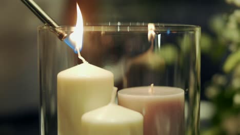 Kerzen-In-Einem-Glaskerzenhalter,-Der-Angezündet-Wird