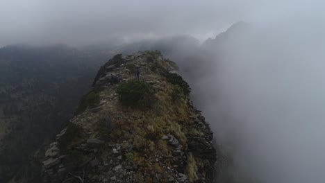 Pan-Aéreo-De-Nubes-De-Lluvia-Rodean-Un-Pico-De-Montaña-En-México