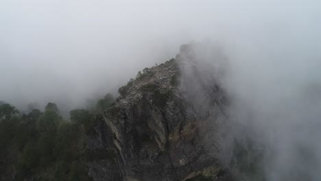 Antena-De-Nubes-Grises-Oscuras-Moviéndose-Lentamente-Hacia-El-Pico-De-La-Montaña-En-México