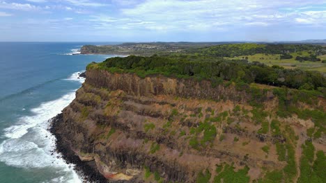 Waves-Crashing-At-The-Coastal-Mountain-Cliffs-With-Lush-Green-Forest---Lennox-Point-Headland---Lennox-Head-In-The-Northern-Rivers-Of-New-South-Wales,-Australia