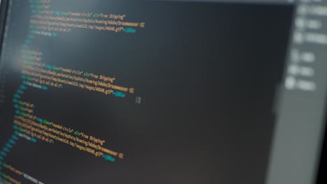 Entwickler-Durchsucht-Html-code-Auf-Dem-Computerbildschirm