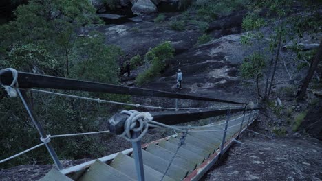 Eine-Schmale-Treppe-Hinunter-Zum-Rocky-Creek---Mount-Byron,-Queensland,-Australien