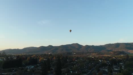 Fall-Zurück-Antenne-Des-Heißluftballons,-Der-über-Einer-Kleinen-Stadt-Im-Napa-Valley-Aufsteigt