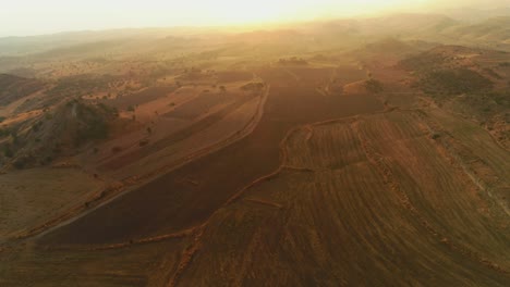 Die-Drohne-Fliegt-über-Die-Felder-In-Den-Sonnenuntergang