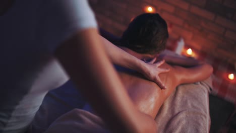 Masseur-Macht-Rückenmassage-Für-Frau-Im-Massageraum