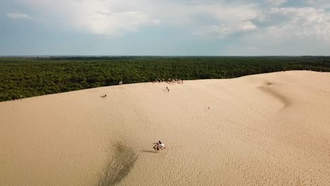 Tourists-on-Sand-Hills-of-Dune-of-Pilat-in-Bordeaux,-France