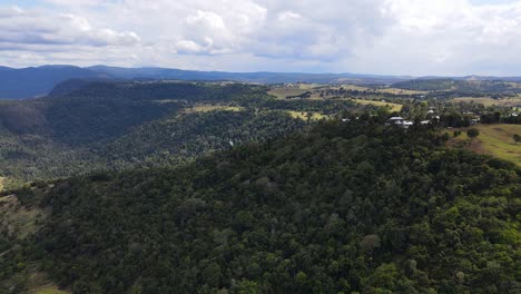 Parapente-Sobre-árboles-Verdes-En-El-Parque-De-Conservación-Rosins-Lookout---Beechmont,-Queensland,-Australia