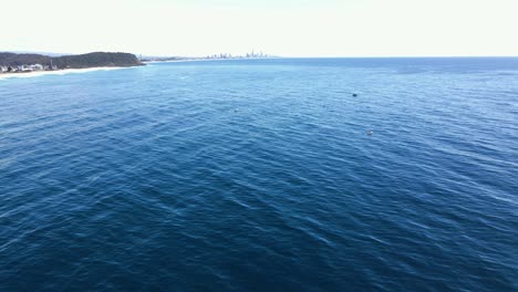 Aguas-Tranquilas-Del-Océano-Azul---Paraíso-De-Los-Surfistas-Desde-Palm-Beach---Costa-Dorada,-Queensland,-Australia