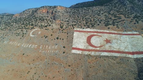 Bandera-Del-Norte-De-Chipre-En-Las-Montañas-De-Cinco-Dedos-2