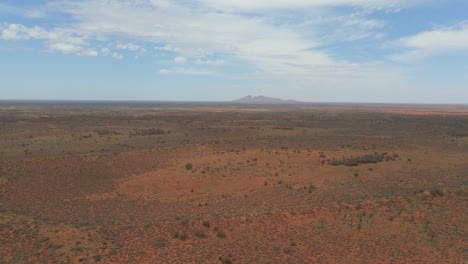 Paisaje-Desierto-Del-Interior-Bajo-Un-Cielo-Azul-Con-Nubes-En-Uluru,-Ayers-Rock-En-El-Territorio-Del-Norte,-Australia