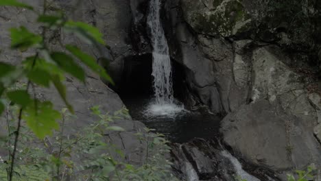 Natürlicher-Wasserfall-Mit-Schwimmloch---Currumbin-Rockpools-In-Queensland,-Australien