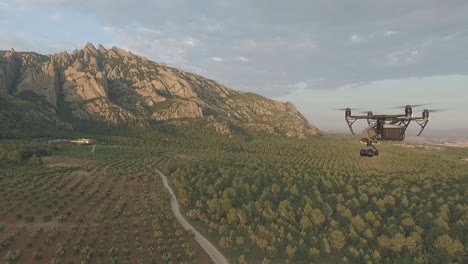 Drone-Profesional-Filmando-Paisaje-Montañoso-Y-Forestal,-Aéreo