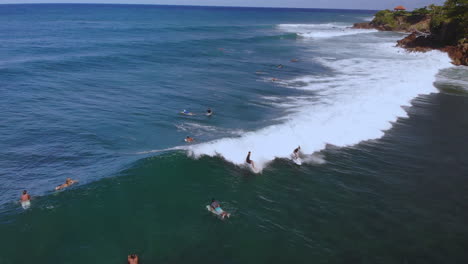Surfista-Montando-Una-Ola-Rompiendo-Mientras-Está-En-El-Océano-En-Rincón-Puerto-Rico-Durante-Un-Día-Claro-Con-Cielo-Azul