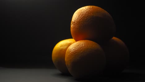 Toma-Estática-De-Fruta-Naranja,-Fondo-Negro,-Marcador-De-Posición-De-Texto