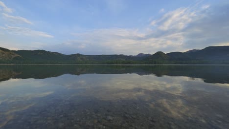 Hermoso-Lago-Claro-Rodeado-De-Montañas