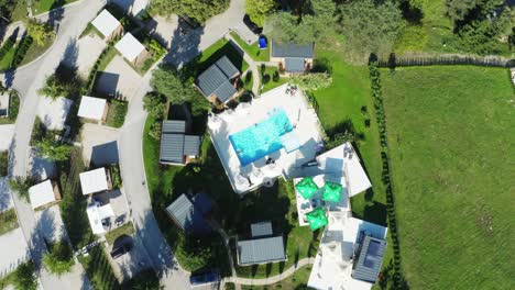Blick-Aus-Der-Luft-Auf-Ein-Schwimmbad-Und-Häuser-In-Einem-Wunderschönen-Teil-Kroatiens