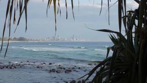 Paraíso-De-Los-Surfistas-En-La-Playa-De-Burleigh-Heads-En-Gold-Coast,-Queensland---Horizonte-Del-Centro-En-Un-Fondo-Distante---Plano-General