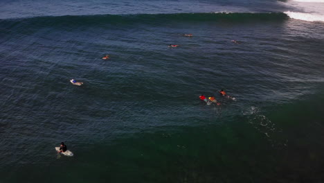Dos-Surfistas-Montando-La-Misma-Ola-Mientras-Las-Olas-Chocan-En-El-Océano-Cerca-De-Rincon-Puerto-Rico