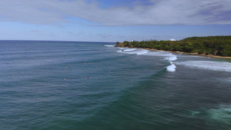 Drohne-Hält-Still,-Während-Sie-Surfer-Filmt,-Die-Im-Ozean-In-Der-Nähe-Von-Rincon-Puerto-Rico-Schwimmen
