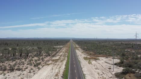 Disparo-De-Drones-En-Una-Carretera-En-El-Desierto-De-México