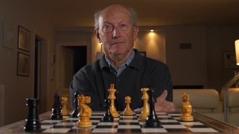 Ein-Mann-Stellt-Seinen-Gegner-Während-Eines-Schachspiels-In-Schach