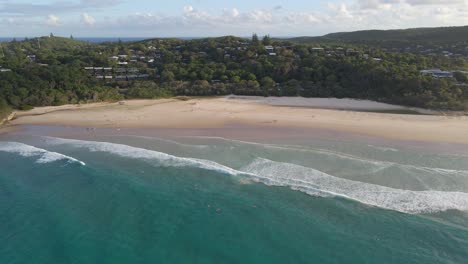 Aerial-View-Of-Cylinder-Beach-And-Cylinder-Headland-Foreshore-Park-In-Point-Lookout---Popular-Beach-In-North-Stradbroke,-Queensland,-Australia