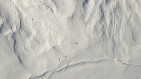 Ein-Einzelner-Mann-Wandert-Mit-Seinen-Schneeschuhen-Mitten-In-Den-Schneebedeckten-Italienischen-Bergen