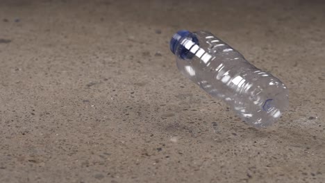 Hammer-Trifft-Plastikwasserflasche,-Die-In-Zeitlupe-Abprallt-Und-Wegrollt