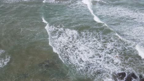 Schaumige-Wellen,-Die-Auf-Felsvorsprünge-Am-Strand-Von-Sawtell-Plätschern