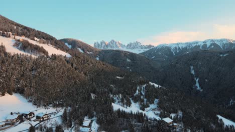Video-De-Drones-Aéreos-De-Las-Hermosas-Montañas-Dolomitas-Mientras-Se-Pone-El-Sol-En-El-Tirol-Del-Sur