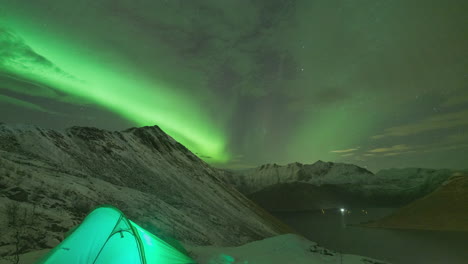 Acampar-Bajo-El-Cielo-Nocturno-Polar-De-La-Aurora-Boreal-En-Las-Montañas-Noruegas
