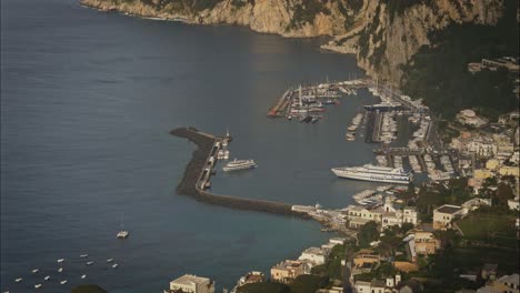Transbordador-Entra-En-Puerto-En-Capri,-Timelapse-Italia