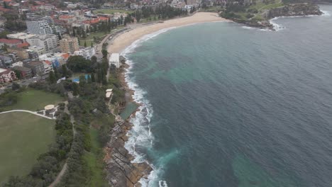 Grant-Reserve-Park-And-Playground-With-Coogee-Rotunda---Ocean-Waves-Breaking-Against-Rocks-And-McIver-Baths---Coogee-Beach-In-NSW,-Australia