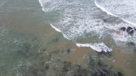 Meereswellen,-Die-Auf-Felsvorsprünge-Am-Strand-Von-Sawtell-In-New-South-Wales,-Australien,-Spritzen