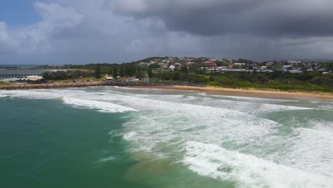 Coffs-Harbour-And-North-Wall-Beach-With-Stormy-Clouds-At-Daytime---Coffs-Harbour-In-Mid-North-Coast-Of-NSW,-Australia