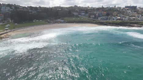 Luftaufnahme-Von-Bronte-Beach-Mit-Gewelltem-Ozean-Im-Sommer---Sydney,-Nsw,-Australien