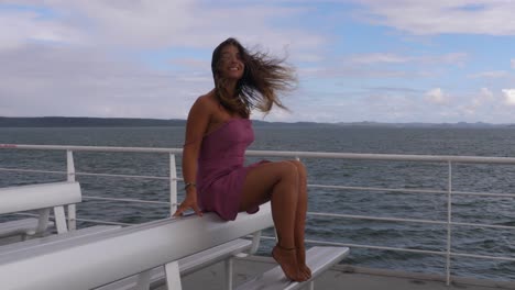 Fröhliche-Frau,-Die-Das-Meer-Betrachtet,-Dreht-Den-Kopf-Und-Lächelt-In-Die-Kamera---Urlaubsreise---North-Stradbroke-Island,-Qld,-Australien