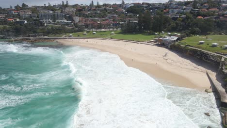 Panorama-Of-Bronte-Beach-And-Bronte-Park-During-Summer-In-Pandemic---Popular-Beach-In-Sydney,-NSW,-Australia