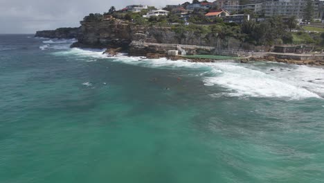 Surfistas-Surfeando-En-La-Playa-Bronte-Con-Olas-Perfectas-Para-Montar---Baños-Bronte---Sydney,-Nsw,-Australia