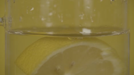 Zitronenscheibe-Fällt-In-Zeitlupe-Ins-Wasser