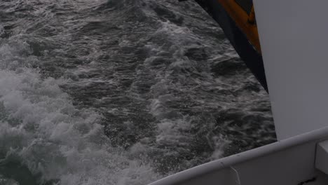 Estela-Salpicando-Desde-Un-Ferry-Que-Navega-En-North-Stradbroke-Island
